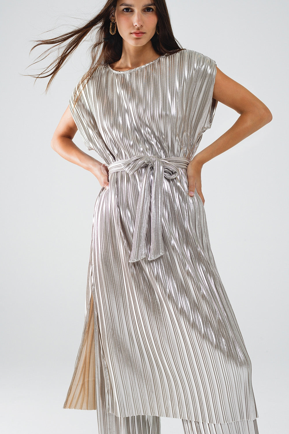 Silver Pleated Dress With Belt and Short Sleeves